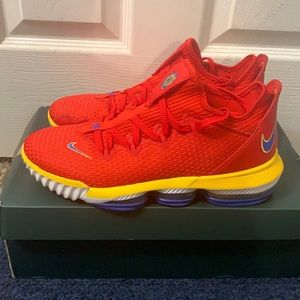 Lebron James XVI Low Red Sz 10 Mens, 11.5 Wmns